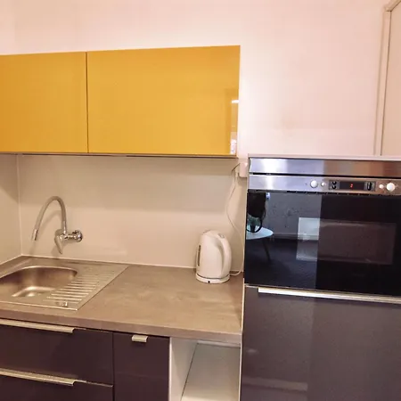 Centre - 2 With Shared Bathroom *